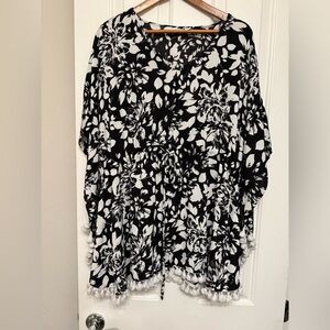 Susan Graver Printed Woven Scarf Top w/Tassel Trim Size 1X Black (Style A377184)